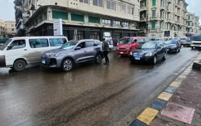 عدم استقرار جوي وأمطار متفرقة ورياح نشطة تسيطر على طقس اليوم